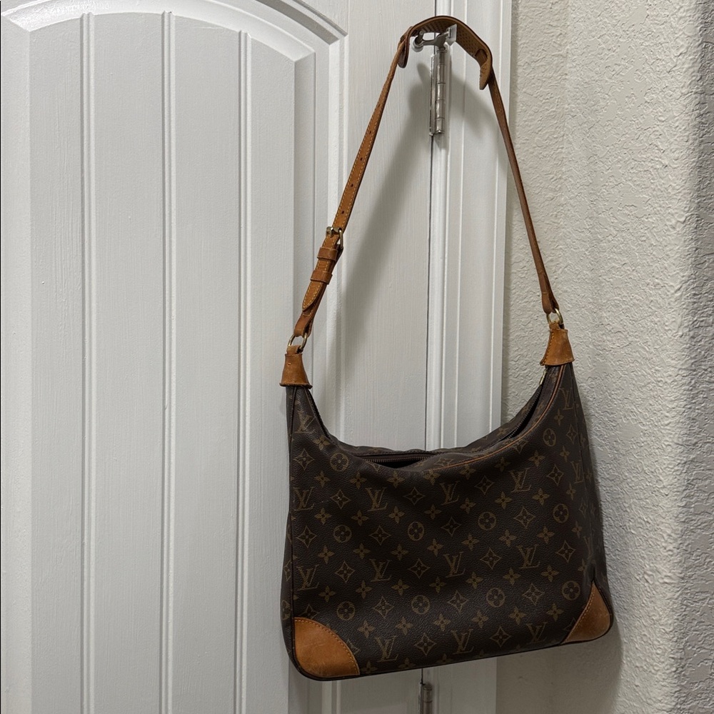 Louis Vuitton Boulogne 35 Monogram Leather Shoulder Bag